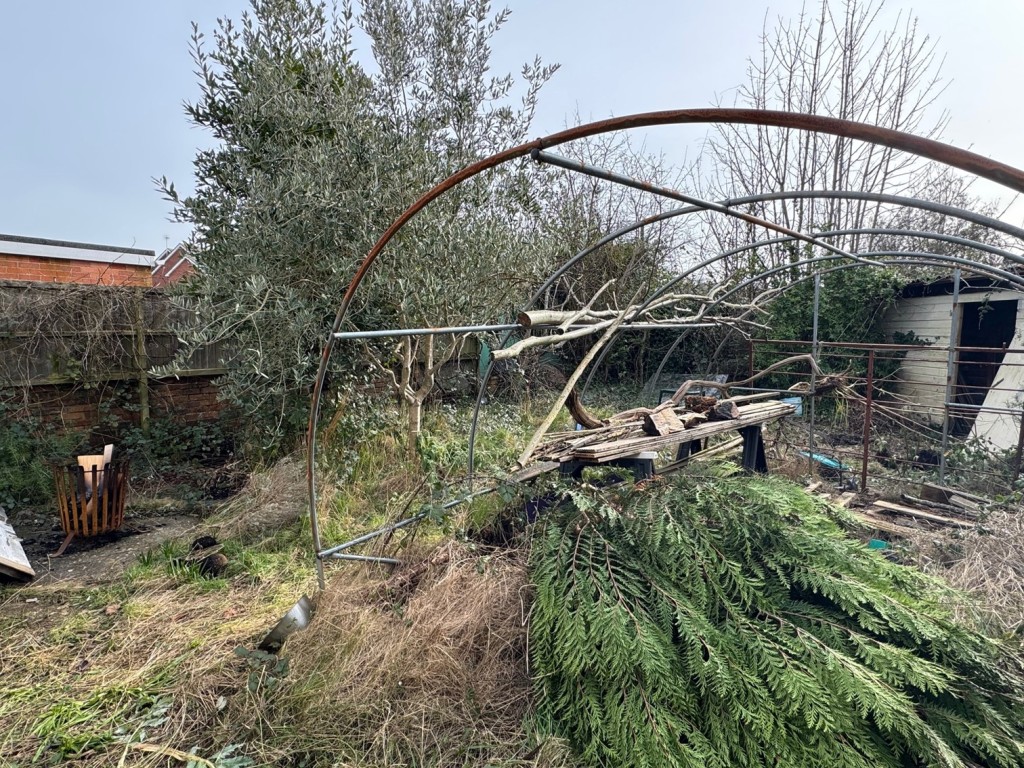 Lot: 58 - DETACHED HOUSE FOR IMPROVEMENT - Garden